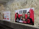 Рекламные постеры на стенах станции метро