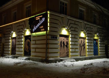 Вывеска и фасад со светодиодной подсветкой кафе «Chocolate»
